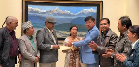 चलचित्र विकास बोर्डबाट चलचित्रकर्मीहरुलाई सहयोग हस्तान्तरण