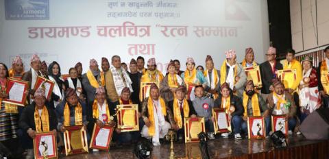 चैत्य देवी नीर शाह लगायतलाई डायमण्ड फिल्मस् रत्न सम्मान